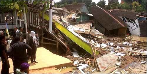 Jalan desa yang terbuat dari beton ikut terputus akibat abrasi sungai Mahakam