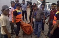 Tim SAR gabungan saat mengevakuasi jasad Sardi yang tenggelam dalam kecelakaan ferry tradisional di Sebulu 