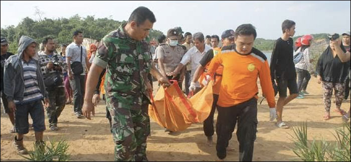 Tim SAR gabungan saat melakukan evakuasi jenazah Rian yang tewas tenggelam di dasar kolam eks tambang batubara