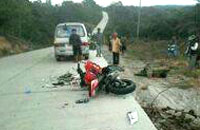 Sepeda motor Yamaha R15 yang dikendarai korban tergeletak di tepi jalan Sebulu-Muara Kaman