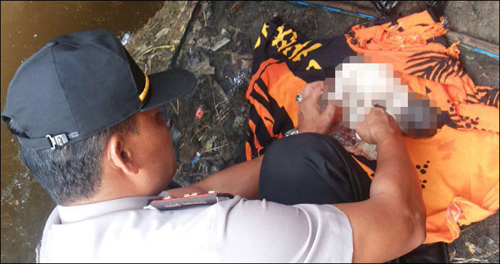 Petugas Polsek Sebulu saat mengevakuasi jasad bayi yang ditemukan dibuang di tepi sungai Mahakam, desa Sebulu Modern, Senin (13/06) pagi  