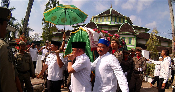 Jenazah H Marli diberangkatkan ke pemakaman Sukmawira usai disalatkan di Masjid Jami' Hasanuddin, Tenggarong