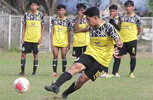 Salah seorang pemain Samboja saat melakukan eksekusi tendangan penalti