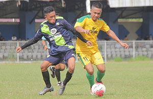 Pemain Muara Kaman dan Anggana terlibat duel perebutan bola 