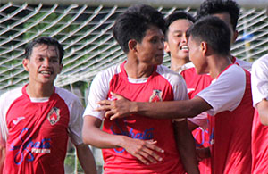 Para pemain tim Kecamatan Tenggarong merayakan gol yang dicetak Wahyu Rifandy