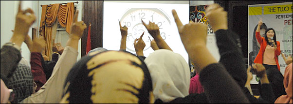 Merry Riana (kanan) memotivasi kaum perempuan di Kukar untuk mewujudkan mimpi mereka