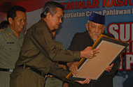 Pj Bupati Kukar Sulaiman Gafur menyerahkan lukisan bergambar Sultan AM Salehoeddin I kepada Sultan Kutai H Adji Mohd Salehoeddin II