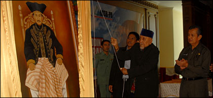 Sultan Kutai H Adji Mohd Salehoeddin II membuka selubung lukisan raksasa Sultan AM Salehoeddin I yang akan diusulkan sebagai Pahlawan Nasional