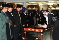 Bupati Rita Widyasari saat menandatanganan berita acara pelantikan pejabat struktural dan fungsional di lingkungan Pemkab Kukar