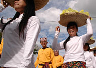 Sebanyak 41 gadis mengarak beraneka macam jajanan khas Kutai yang kemudian disantap bersama-sama