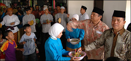 Plt Bupati Kukar Samsuri Aspar dan Kepala Disparbud Basran Yunus (kanan) melakukan penaburan beras kuning sebelum arak-arakan Jajak Lewang dimulai