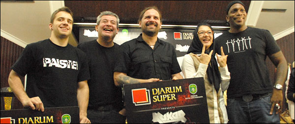 Para personel Sepultura bersama Bupati Rita Widyasari usai jumpa pers di Pendopo Odah Etam, Tenggarong, tadi malam