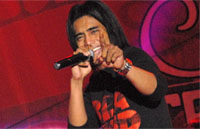 Gaya vokalis Setia Band, Charly van Houten, saat tampil dalam konser Setia Untuk Tenggarong