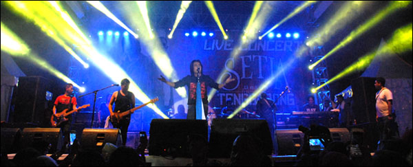 Penampilan Setia Band dalam konser Setia Untuk Tenggarong di lapangan parkir Stadion Rondong Demang, Tenggarong, Sabtu (02/11) malam