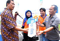 Wabup Kukar HM Ghufron Yusuf menyerahkan secara simbolis hadiah utama 1 unit mobil Suzuki Ertiga kepada nasabah asal Tenggarong Seberang yang diwakili Kepala Unit BRI Tenggarong Seberang Abdul Halim