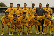 Skuad Mitra Kukar siap menahan laju Persis di Stadion Manahan Solo, Kamis (24/12) sore