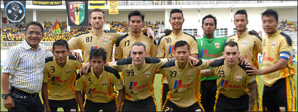 Ketua Umum Mitra Kukar Endri Erawan bersama para punggawa Mitra Kukar