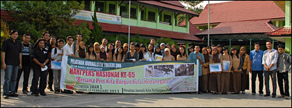 Para peserta pelatihan jurnalistik dan para awak media yang tergabung dalam PJK