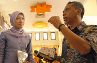 Kepala Disbudpar Kukar Sri Wahyuni dan pendiri KLJI Ray Bachtiar Dradjat merupakan juri lomba foto Sanga-Sanga Kota Wisata Juang bersama Redpel majalah Chip Foto Video Rakhmad Kusnadi