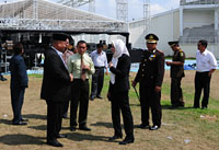 Bupati Kukar berbincang-bincang dengan para pejabat terkait saat meninjau Stadion Aji Imbut