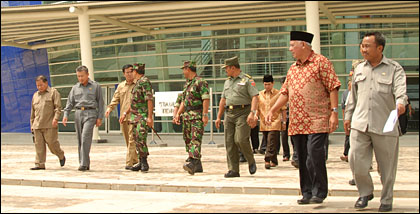 Gubernur Kaltim dan rombongan saat meninjau Stadion Madya Tenggarong Seberang yang akan menjadi tempat pelaksanaan upacara pembukaan Erau 2009