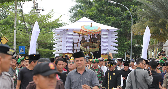 Ribuan warga ikut mengantar jenazah Sultan Kutai HAM Salehoeddin II yang diusung dengan Damar Semurup menuju peristirahatan terakhir