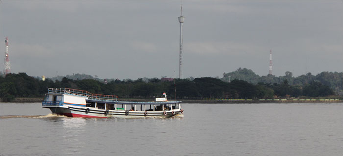 Ilustrasi lalu lintas sungai Mahakam antara Pulau Kumala dengan Tenggarong Seberang