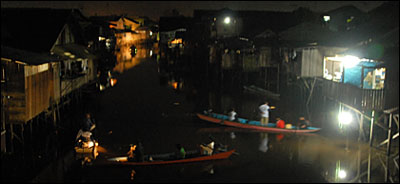Warga setempat terus melakukan pencarian korban tenggelam di sungai Tenggarong
