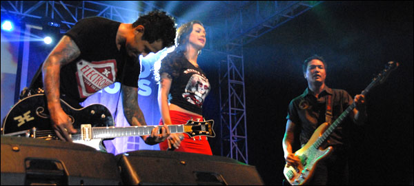 Brianna Simorangkir tampil bersama Superman Is Dead saat membawakan tembang berjudul <i>Burn For You</i> dalam konser A Soundstation di Tenggarong, Minggu (27/04) malam