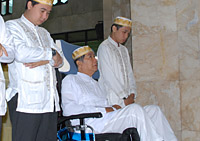 Mantan Bupati Kukar H Syaukani HR melaksanakan salat Ied di Masjid Agung Sultan Sulaiman, Minggu (06/11) kemarin