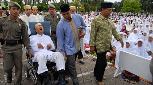 Dengan menggunakan kursi roda, mantan Bupati Kukar H Syaukani HR