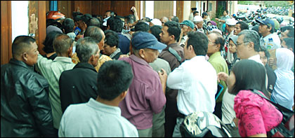Puluhan pensiunan maupun kerabat perwakilan pensiunan mengantri pengambilan TPKPP alias uang  Lebaran di Tenggarong tadi siang