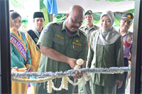 Sekkab Edi Damansyah menggunting pita menandai diresmikannya TIC Kukar di Jalan Patin 
