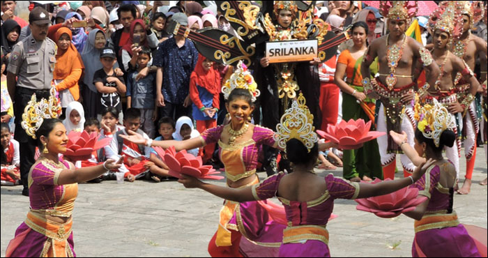 Aksi delegasi kesenian asal Sri Lanka saat mengikuti Karnval Seni Internasional TIFAF 2019 di Tenggarong, Sabtu (21/09) kemarin