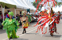 Para talent TKC berjalan di hadapan tenda yang dipenuhi para pejabat serta undangan 