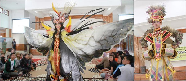 Para peserta workshop TKC 2014 memperhatikan prototipe kostum dengan tema Enggang (kiri) dan Purun (kanan) yang dibawakan instruktur dari JFC