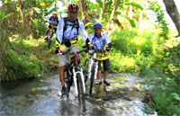 Berolahraga sepeda sambil melintasi alam di pulau Bali memberikan keasyikan tersendiri bagi anggota TMBC