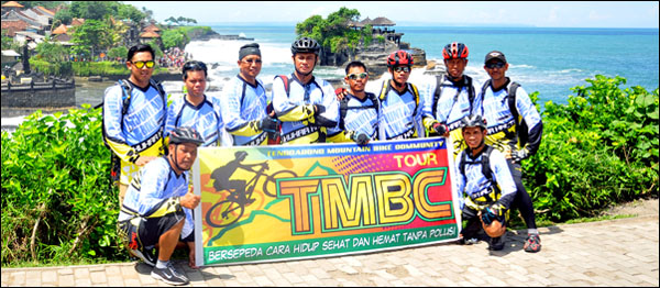 Para anggota TMBC saat berada di kawasan wisata Tanah Lot, Bali