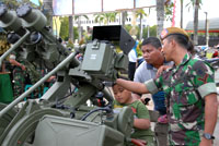 Seorang personil TNI menjelaskan tentang meriam 23 mm yang memiliki kemampuan untuk menembak pesawat maupun helikopter