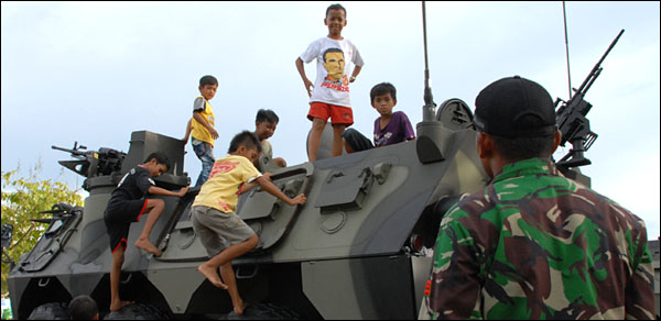 Anak-anak Tenggarong ini berhasil 'menguasai' panser Anoa milik TNI yang disiagakan di lapangan parkir Kantor Bupati Kukar, Tenggarong