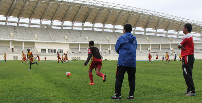 Pelatih Jafri Sastra didampingi Asisten Pelatih Sukardi mengamati latihan pemain Mitra Kukar di Stadion Aji Imbut, Selasa (04/10) sore