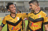 Bayu Pradana (kiri) mencetak gol penentu kemenangan atas Perseru Serui 