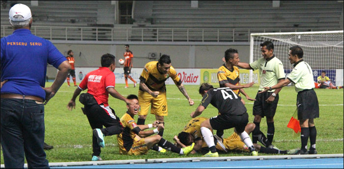 Selebrasi para pemain Mitra Kukar setelah Bayu Pradana mencetak gol ke gawang Perseru Serui pada masa injury time