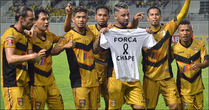 Gol dipersembahkan Marlon Da Silva untuk para pemain klub Chapecoense yang tewas dalam kecelakaan pesawat terbang di Kolombia