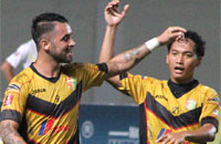 Marlon Da Silva dan Anindito masing-masing mencetak satu gol bagi kemenangan Mitra Kukar atas Semen Padang FC 
