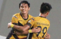 Septian David Maulana dan Yogi Rahadian masing-masing mencetak satu gol ke gawang Persib