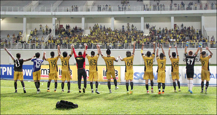 Mitra Kukar berhasil mengamankan poin penuh di kandang sendiri usai menang 2-1 atas Persib Bandung, Minggu (16/10) sore