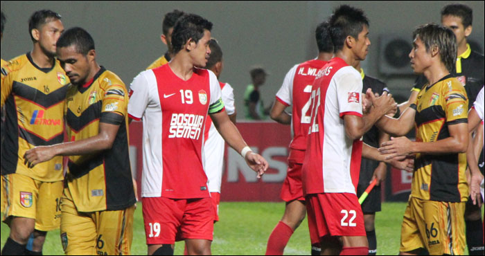 Mitra Kukar dan PSM Makassar harus puas berbagi angka setelah bermain imbang 2-2 di Stadion Aji Imbut, Minggu (31/07) sore