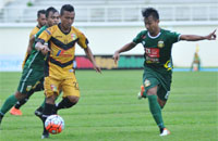 Hendra Adi Bayauw menggiring bola ke daerah pertahanan BSU