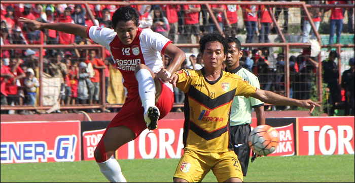 Pemain PSM Makassar Rizky Pellu berebut bola dengan gelandang Mitra Kukar Anindito Wahyu Erminarno